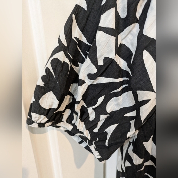 Black and White Patterned Women's Short Sleeve Top - Picture 10 of 14